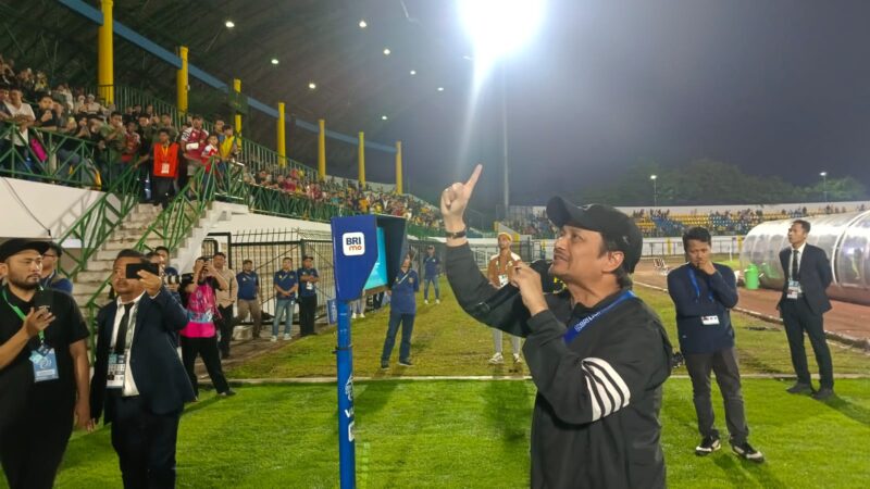 Owner PS Barito Putera, Hasnuryadi Sulaiman usai laga dengan PSM Makassar langsung turun ke lapangan untuk meminta maaf kepada seluruh suporter.(Foto : Istimewa)