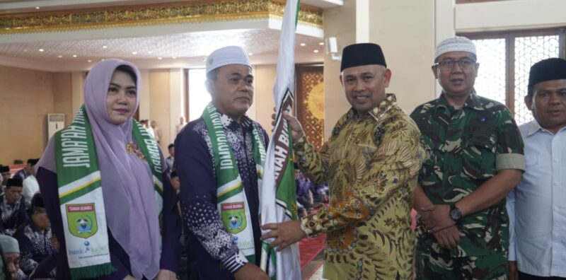 Wakil Bupati Tanah Bumbu, H. Bahsanudin melepas 196 Jemaah Calon Haji di di Masjid Agung Al-Falah. (Foto : Istimewa)
