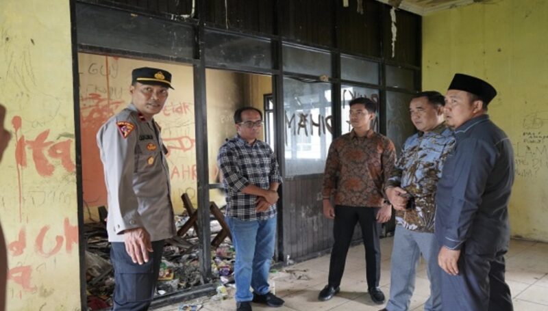 Ketua Komisi III DPRD Balangan, Hafis Ansyari melakukan peninjauan ke bangunan eks kantor PDAM di Kecamatan Awayan. (Foto : Istimewa)