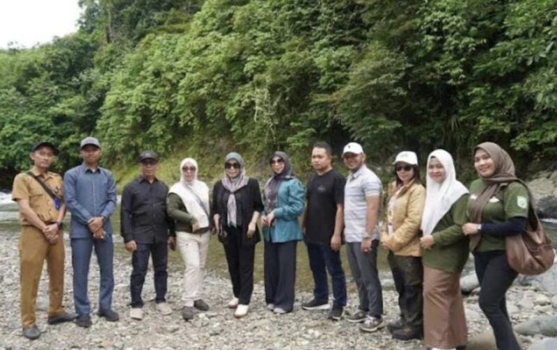 Ketua DPRD Kabupaten Balangan, Lindawati, bersama sejumlah anggota dewan dan jajaran Dinas Pemuda dan Olahraga (Dispora) Balangan melakukan kunjungan langsung ke objek Wisata Batu Ajung . (Foto : Istimewa)