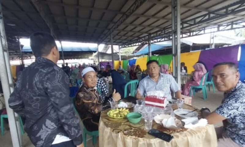 Anggota DPRD Kabupaten Balangan, Hafiz Ansyari menghadiri acara resepsi pernikahan warga Awayan. Tekankan silaturahmi antar warga. (Foto : Istimewa)