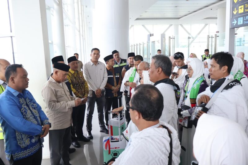 Bupati Kotabaru, H Muhammad Rusli melepas Jemaah Calon Haji Kloter 11 di Bandara dan menyampaikan pesan kepada para jemaah untuk menjaga nama baik daerah dan banua serta kekompakan, kesehatan. (Foto : Istimewa)