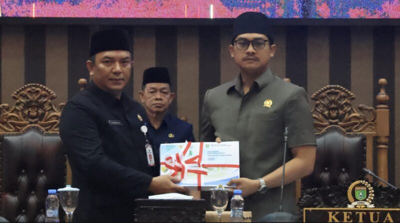 Pemkab Tanah Bumbu menyampaikan laporan Pertanggungjawaban (LPj) Pelaksanaan APBD Tahun Anggaran 2024 pada rapat Paripurna di DPRD Kabupaten Tanah Bumbu. (Foto : Istimewa)