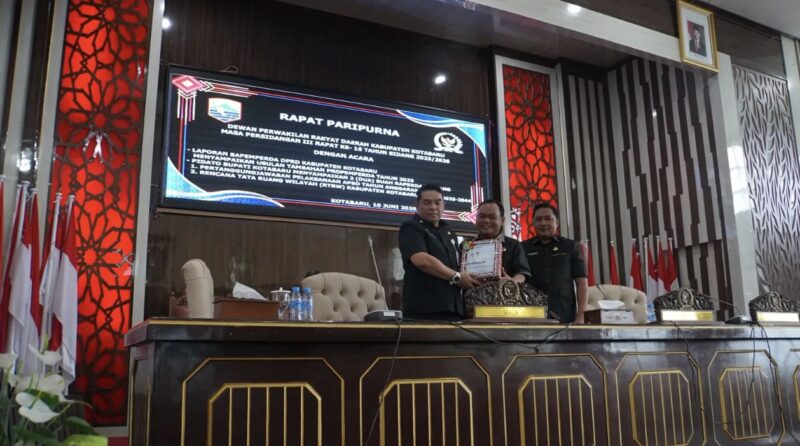 Paripurna Bersama Pemerintah Daerah Kabupaten Kotabaru dengan agenda Rancangan peraturan daerah (Raperda) tentang Pertanggungjawaban Pelaksanaan APBD Tahun Anggaran 2024, dan Rencana Tata Ruang Wilayah (RTRW) Kabupaten Kotabaru Tahun 2025–2044. (Foto : Istimewa)