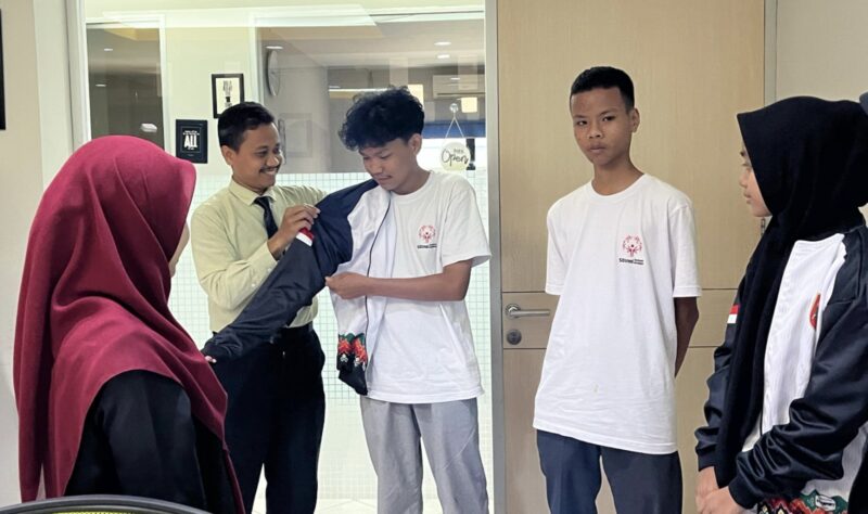Yayasan Hasnur Centre menyerahan bantuan perlengkapan pakaian olahraga kepada kontingen SOIna Kalsel yang
akan bertanding dalam ajang Kalimantan Cup 2025 di Berau, Kalimantan Timur. (Foto : Istimewa)