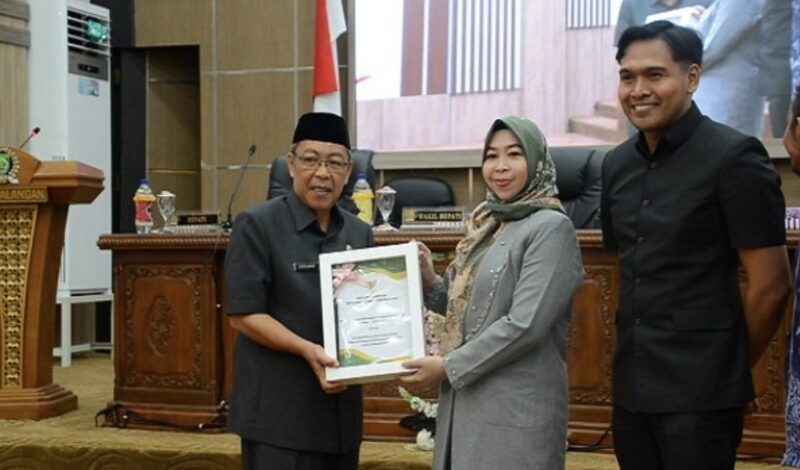 Rapat paripurna ke-31 masa persidangan II tahun 2025 dengan agenda Pemerintah Kabupaten (Pemkab) Balangan menyampaikan Rancangan Peraturan Daerah (Raperda) tentang pertanggungjawaban pelaksanaan Anggaran Belanja dan Pendapatan Daerah (APBD) Kabupaten Balangan tahun anggaran 2024. (Foto : Istimewa)