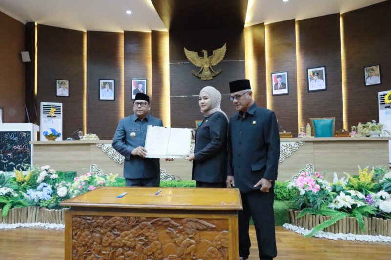 Paripurna DPRD ke-18 dalam rangka penandatangan berita acara persetujuan bersama terhadap raperda pertanggungjawaban pelaksanaan APBD TA 2024. (foto : Istimewa)