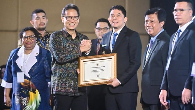 Bupati Tanah Bumbu, Andi Rudi Latif, menerima sertifikat eliminasi malaria dari Kementerian Kesehatan RI dalam ajang Asia Pacific Leaders’ Summit on Malaria Elimination (APLMA) ke-9. (Foto : Istimewa)