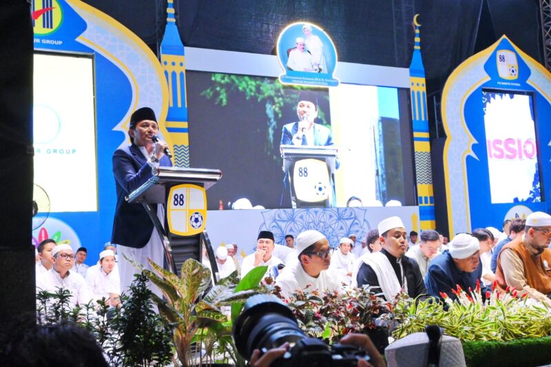 Owner PS Barito Putera menyampaikan sambutan pada acara Barito Bersholawat sekaligus memperkenalkan pemain baru dan menceritakan sejarah berdirinya Barito Putera. (Foto : Istimewa)