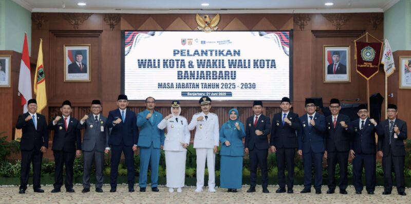 Foto bersama usai pelantikan Walikota dan Wakil Walikota Banjarbaru terpilih masa jabatan 2025–2030, Hj. Erna Lisa Halaby dan Wartono. (Foto : Istimewa)