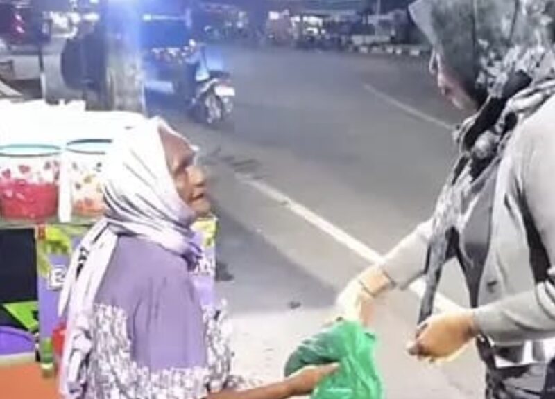 Anggota DPRD Balangan, Hj. Sri Huriyati menyerahkan daging kurban kepada warga yang membutuhkan. (Foto : Istimewa)