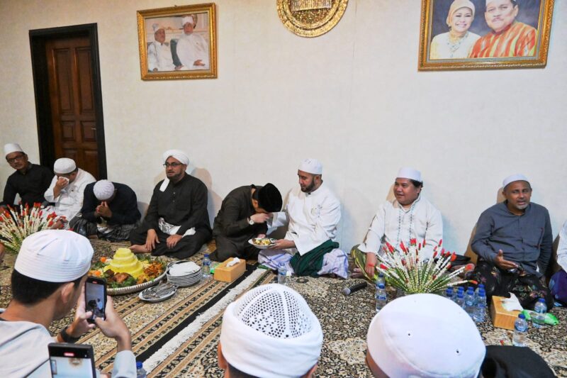 Wakil Gubernur Kalsel Hasnuryadi Sulaiman berjabat dan mencium tangan Habib Syech untuk meminta doa agar bisa mengabdi untuk kemajuan Banua. (Foto : Istimewa)