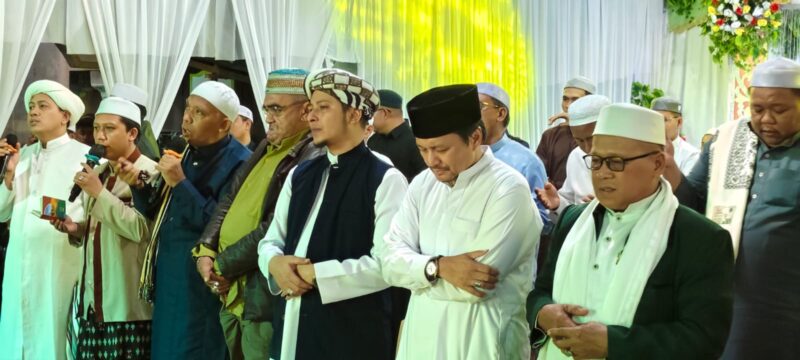 Wakil Gubernur Kalimantan Selatan (Wagub Kalsel) H. Hasnuryadi Sulaiman, menghadiri acara keagamaan bertajuk Kelayan Bersholawat yang digelar di Jalan Kelayan B. (Foto : Istimewa)