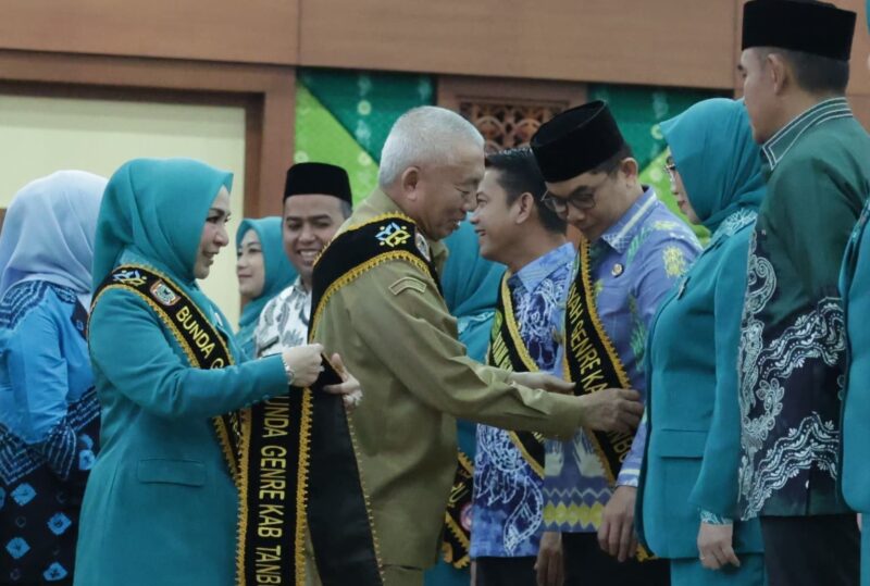 Bupati Andi Rudi Latif dan Ketua TP PKK Andi Irmayani Rudi Latif dikukuhkan sebagai Ayah dan Bunda Generasi Berencana (GenRe) Kabupaten Tanah Bumbu oleh Gubernur Kalimantan Selatan, H. Muhidin. (Foto : Istimewa)