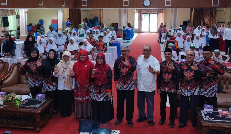 Foto bersama kegiatan edukasi cerita dan inspirasi anak bangsa yang dilaksanakan FKPT Kalimantan Selatan. (Foto : Istimewa)