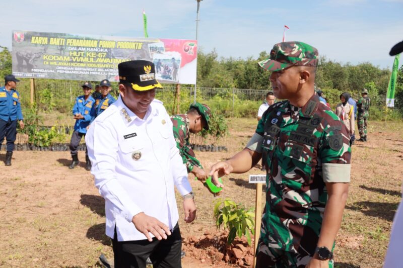 Pemkab Barito Kuala dan TNI Tanam Pohon Serentak Peringati HUT ke-67 Kodam VI/Mulawarman. (Foto : Istimewa)