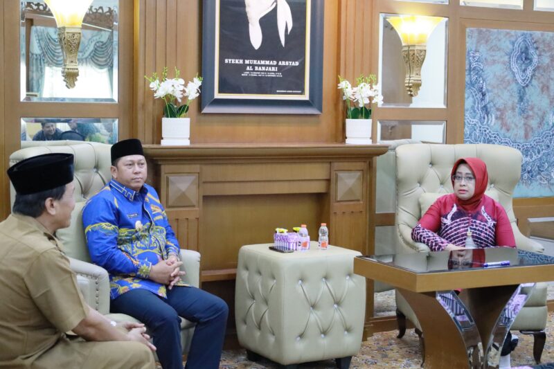 Bupati Barito Kuala H. Bahrul Ilmi saat berdiskusi dengan Rektor Universitas Sari Mulia Dr. RR. Dwi Sogi Sri Redjeki. (Foto : Istimewa)