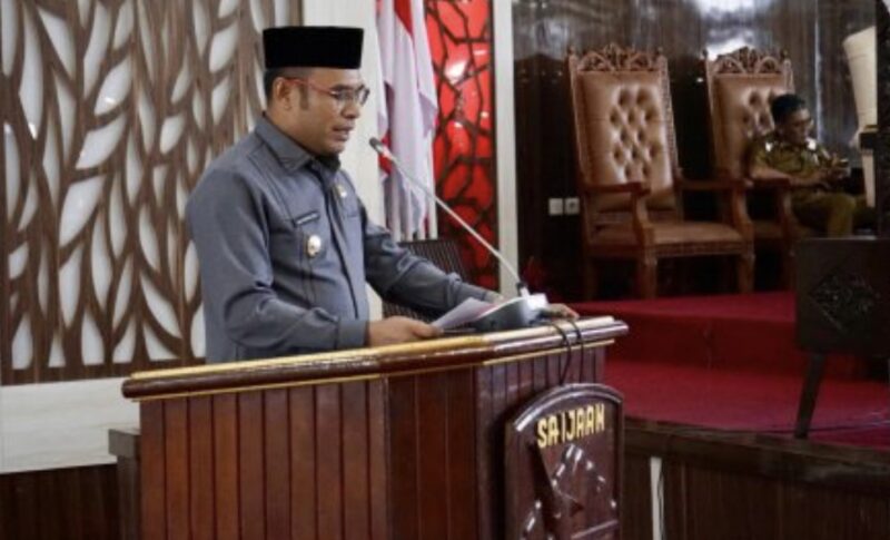 Wakil Bupati Kotabaru Syairi Mukhlis saat menghadiri paripurna di DPRD Kotabaru dengan  agenda pembahasan laporan akhir Badan Pembentukan Peraturan Daerah (Bapemperda) DPRD terhadap Rancangan Peraturan Daerah (Raperda) tentang Rencana Tata Ruang Wilayah (RTRW) Kabupaten Kotabaru Tahun 2025–2044 dan Raperda Pertanggung jawaban pelaksanaan APBD tahun anggaran 2024. (Foto : Istimewa)