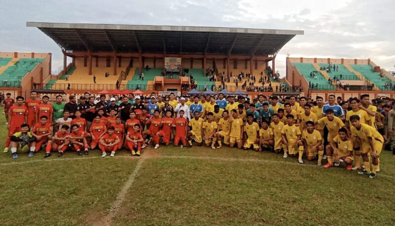 Foto bersama seluruh pemain Barito Putera dan manajeman bersama Perseka usai laga eksibisi. (Foto : Istimewa)