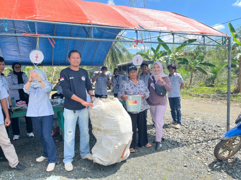 Dinas Lingkungan Hidup (DLH) dan UPTD Pengelolaan Sampah kembali menggelar program Tukar Sampah dengan Sembako. (Foto : Istimewa)