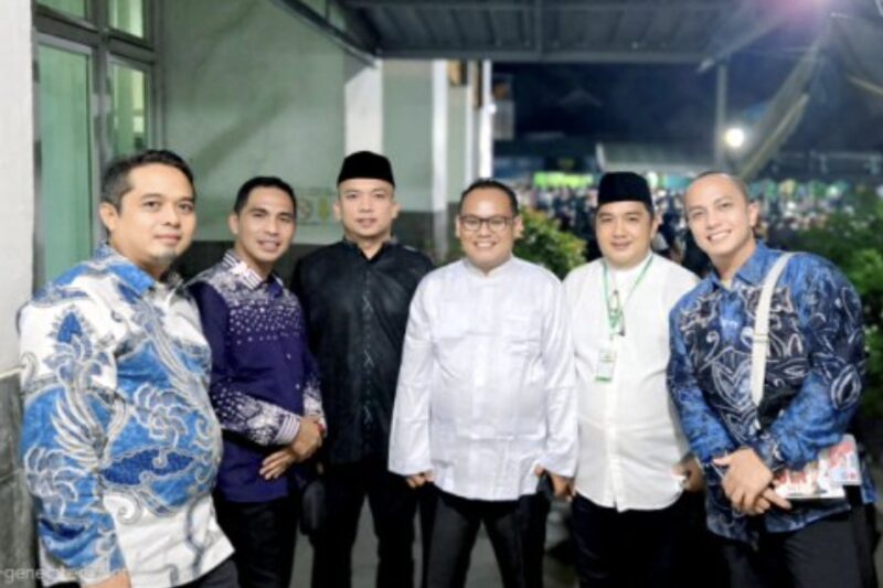 Wakil Ketua DPRD Kotabaru bersama Pemerintah Kabupaten (Pemkab) Kotabaru menyambut kedatangan rombongan jemaah haji asal Kabupaten Kotabaru. (Foto : Istimewa)