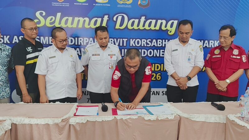 Penandatanganan hasil akhir Risk Assessment dilakukan bersama oleh Koordinator Tim Baharkam Polri, Plt Kepala Dinas Pemuda dan Olahraga (Dispora) Kalsel Fitri Hernandi, perwakilan Dinas PUPR Kalsel, dan Wakil Deputi Panitia Pelaksana (Panpel) Barito Putera. (Foto : Istimewa)