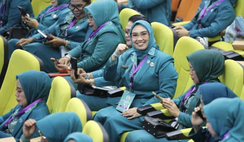 Ketua Tim Penggerak PKK Kabupaten Tanah Bumbu, Andi Irmayani Rudi Latif, menghadiri kegiatan puncak peringatan Hari Kesatuan Gerak (HKG) PKK ke-53 yang dirangkaikan dengan Rapat Kerja Nasional (Rakernas) X PKK Tahun 2025. (Foto : Istimewa)
