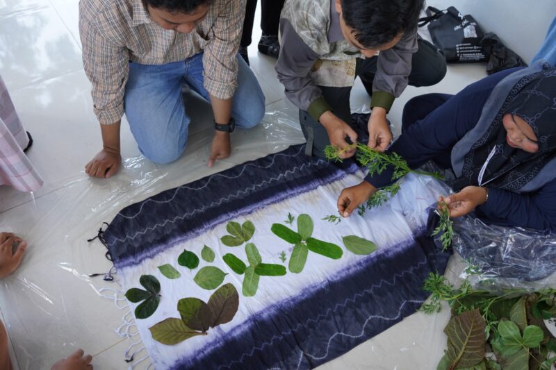 Pelatihan ECOSALAM menjadi sarana transfer ilmu dan keterampilan pembuatan kain Sasirangan khas Kalimantan Selatan menggunakan teknik eco print berbasis pewarna alami yang ramah lingkungan. (Foto : Istimewa)