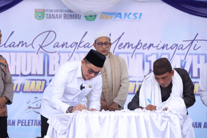 Bupati Tanah Bumbu Andi Rudi Latif menandatangani Memorandum of Understanding (MoU) dengan Yayasan Pondok Pesantren Salafiyah Al-Istiqamah di Desa Mantewe. (Foto : Istimewa)