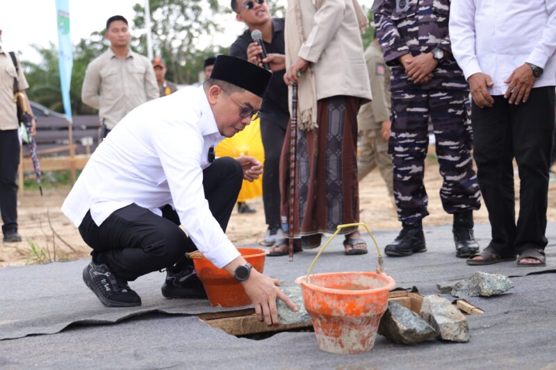 Bupati Tanah Bumbu, Andi Rudi Latif meletakkan batu pertama pembangunan ruang kelas dan asrama santri Pondok Pesantren Salafiyah Al-Istiqamah, di Desa Mantewe. (Foto : Istimewa)