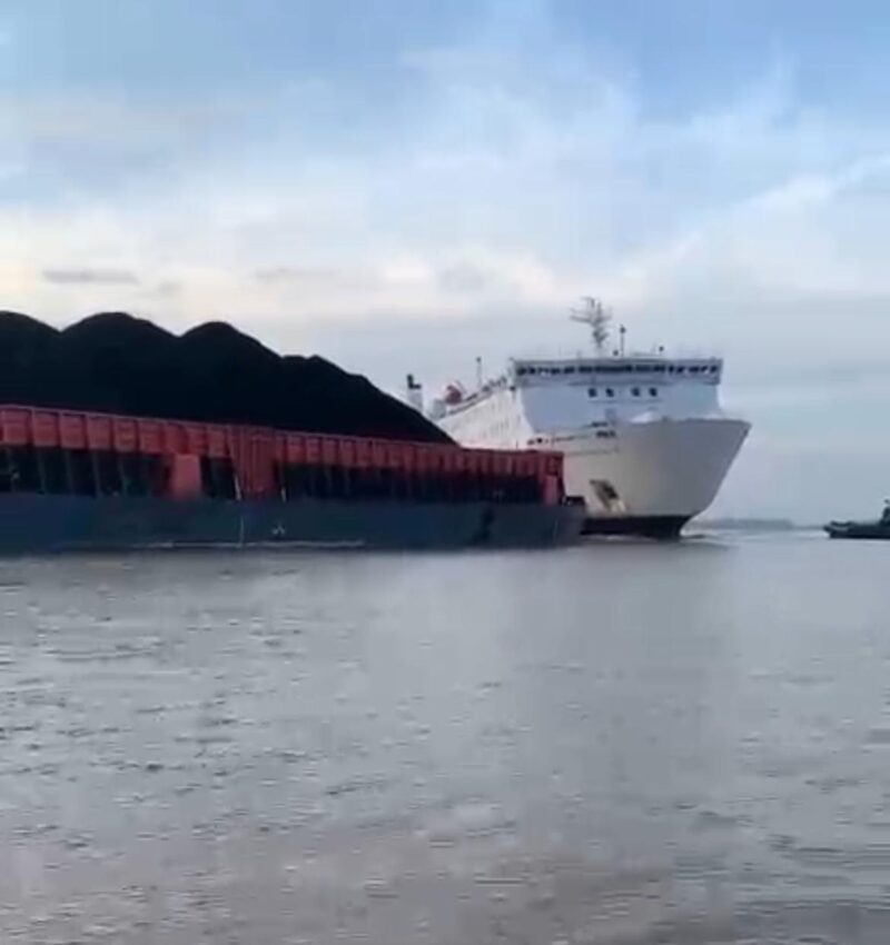 BANJARMASIN, wasaka.id - KM Dharma Kartika II yang berlayar di perairan Sungai Barito Provinsi Kalimantan Selatan mengalami menabrak tongkang bermuatan batu barat yang ditarik Tugboat Crest Omega I. Insiden tersebut terjadi Kamis (17/7) siang.  Peristiwa itu berawal saat KM Dharma Kartika II yang membawa penumpang berlayar dari Pelabuhan Trisakti Banjarmasin menuju Surabaya.