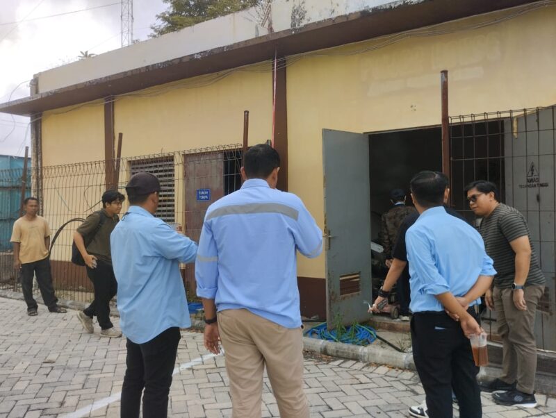 Dinas Pekerjaan Umum dan Penataan Ruang (PUPR) Kalsel turun langsung mengecek instalasi listrik di Stadion 17 Mei Banjarmasin bersama manajemen PS Barito Putera. (Foto : Istimewa)