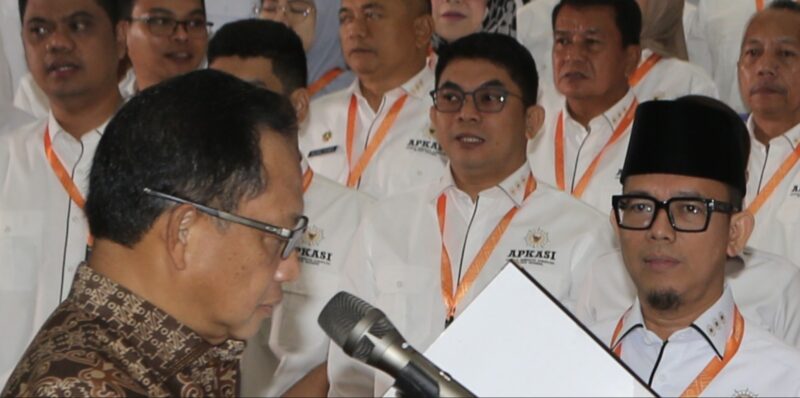 Bupati Tanah Bumbu, Andi Rudi Latif, dikukuhkan sebagai Wakil Bendahara Umum APKASI Masa Bakti 2025–2030. (Foto : Istimewa)