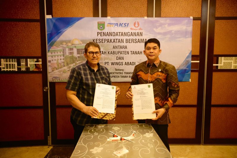 Bupati Tanah Bumbu Andi Rudi Latif melakukan penandatanganan Nota Kesepahaman (MoU) bersama Drs. Ari Azhari, Direktur Utama (CEO) dari Super Air Jet, yang mewakili manajemen PT Wings Abadi.(Foto : Istimewa)