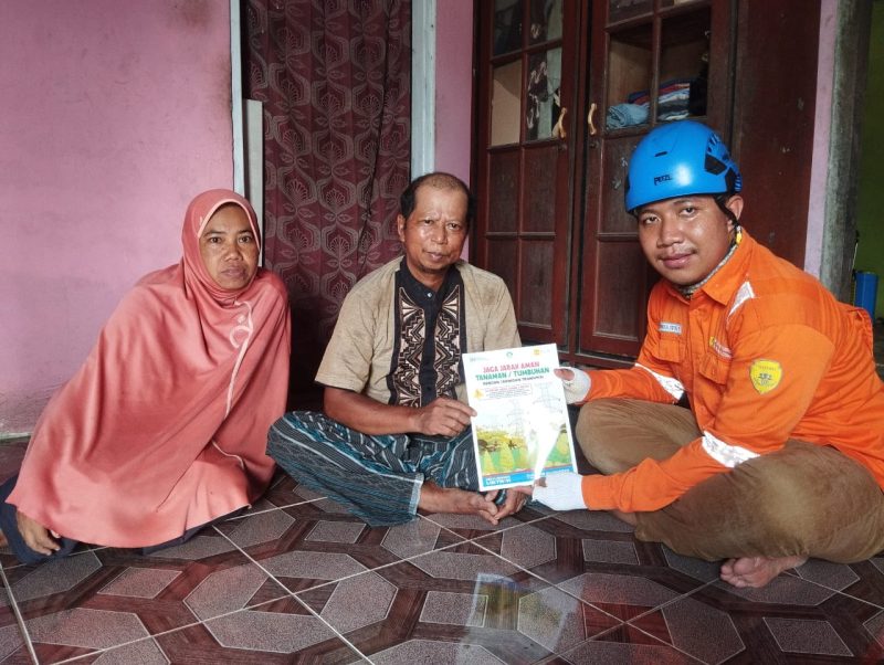 Sosialisasi door-to-door oleh petugas PLN kepada warga desa yang tinggal dekat jalur transmisi. Dengan bahasa yang sederhana dan alat bantu visual, warga diajak memahami pentingnya menjaga jarak aman antara pohon dan jaringan listrik tegangan tinggi.