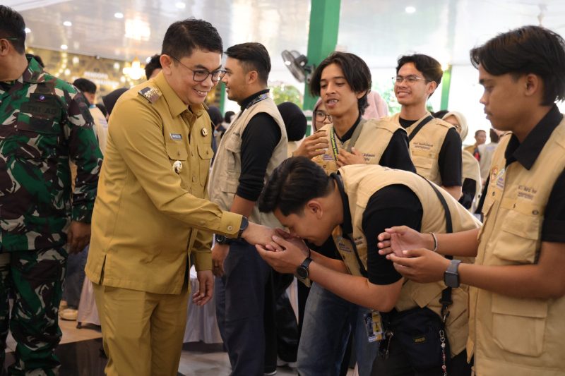 Bupati Andi Rudi Latif menyambut dan menerima sebanyak 233 Mahasiswa Kuliah Kerja Nyata (KKN) Tematik FPIK Universitas Lambung Mangkurat Tahun 2025. (Foto : Istimewa)