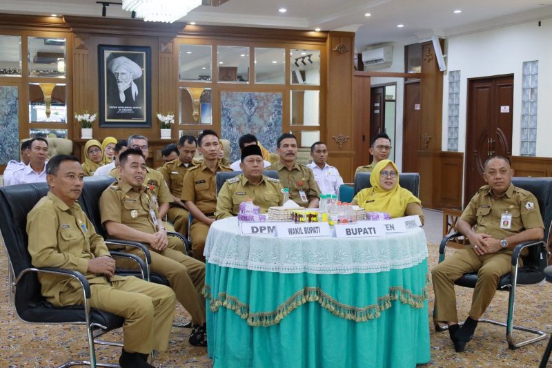 Bupati Barito Kuala H. Bahrul Ilmi didampingi Wakil Bupati Herman Susilo beserta jajaran Pemerintah Kabupaten Barito Kuala mengikuti secara virtual Peluncuran Pembentukan Kelembagaan 80.000 Koperasi Desa/Kelurahan Merah Putih (KDMP), (Foto : Istimewa)