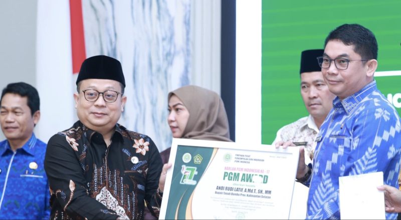 Bupati Tanah Bumbu Andi Rudi Latif menerima penghargaan dari ajang Perkumpulan Guru Madrasah (PGM) Award 2025 untuk kategori Pemerintahan. (Foto : Istimewa)