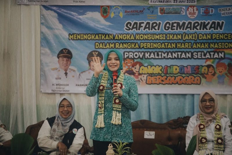 Wakil Ketua TP PKK Provinsi Kalimantan Selatan, drg. Ellyana Trisya Hasnuryadi menyampaikan sambutan pada peringatan Hari Anak Nasional di Banjarbaru. (Foto : Istimewa)