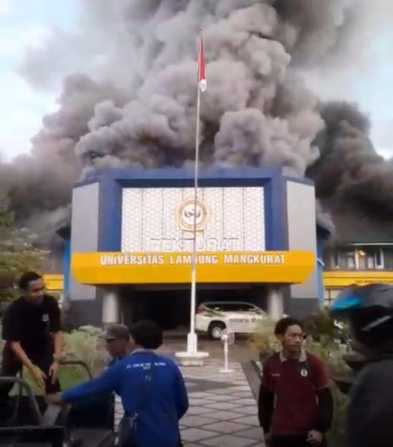 Kebakaran yang terjadi di Rektorat Universitas Lambung Mangkurat (ULM), Senin (28/7). Polisi masih menyelidiki kejadian tersebut. (Foto : Istimewa)