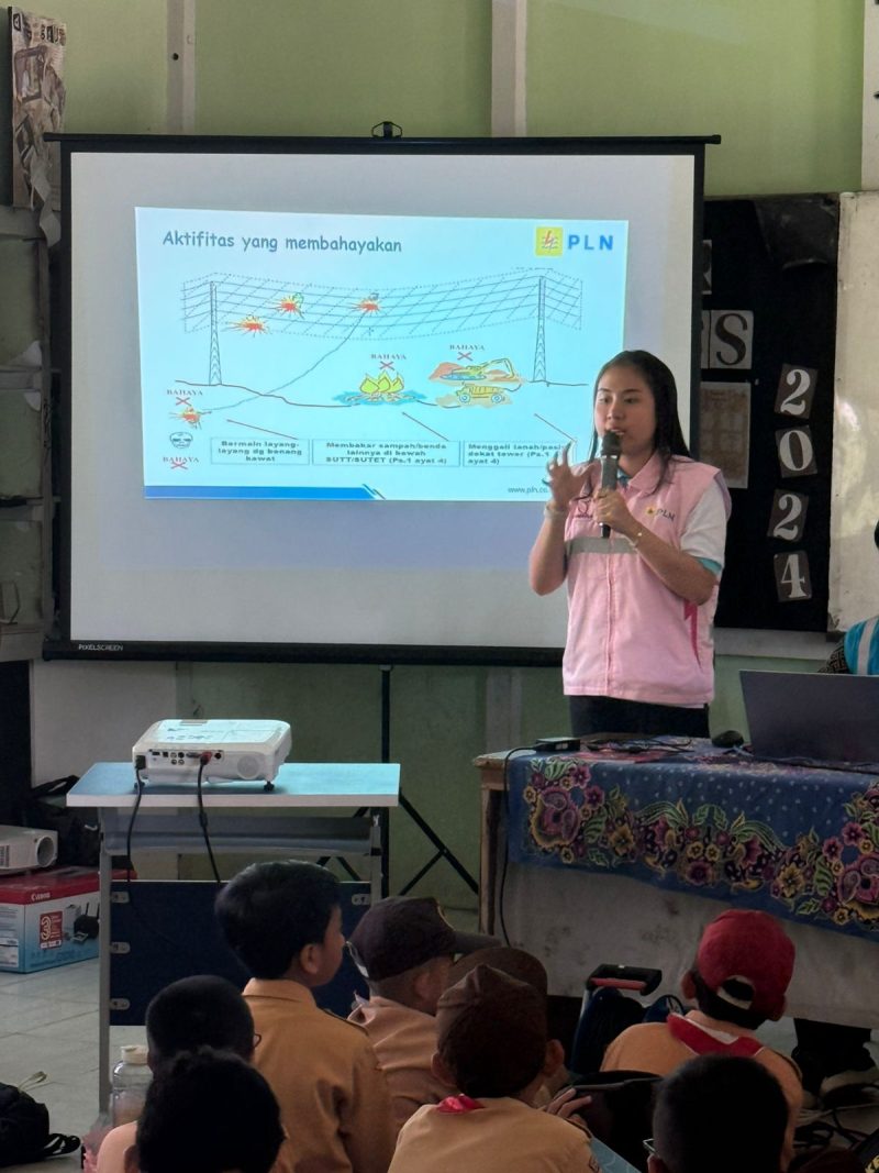 Salah seorang Srikandi PLN UPT Pontianak, Thalia Angelica Damayanti sedang memberikan edukasi tentang aktivitas yang membahayakan di sekitar jaringan listrik kepada para siswa, termasuk bahaya bermain layang-layang dengan benang kawat di dekat jaringan tegangan tinggi.
