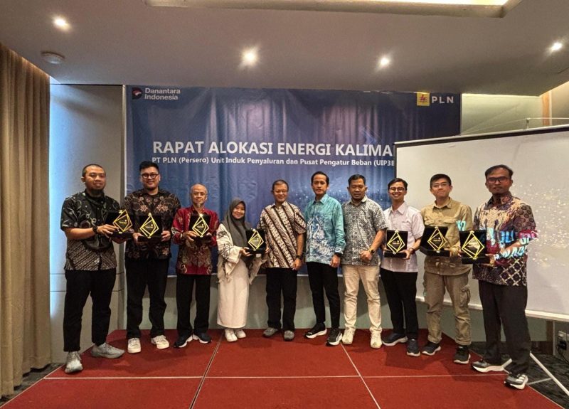 Para penerima penghargaan GRID LIGHT 2025 berfoto bersama jajaran manajemen UIP3B Kalimantan dalam suasana penuh semangat dan apresiasi, memperingati kinerja luar biasa pembangkit dalam menjaga stabilitas sistem kelistrikan Kalimantan.
