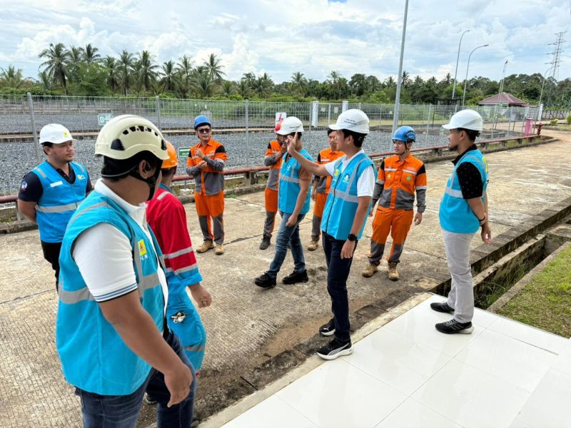 General Manager UIP3B Kalimantan, Riko Ramadhano Budiawan (tengah, mengenakan rompi biru dan helm putih), memberikan arahan kepada tim operasional saat meninjau langsung Gardu Induk Cendana. Kegiatan ini merupakan bagian dari program Care For Asset dalam rangka memperkuat keandalan pasokan listrik dan menyemarakkan semangat kemerdekaan.