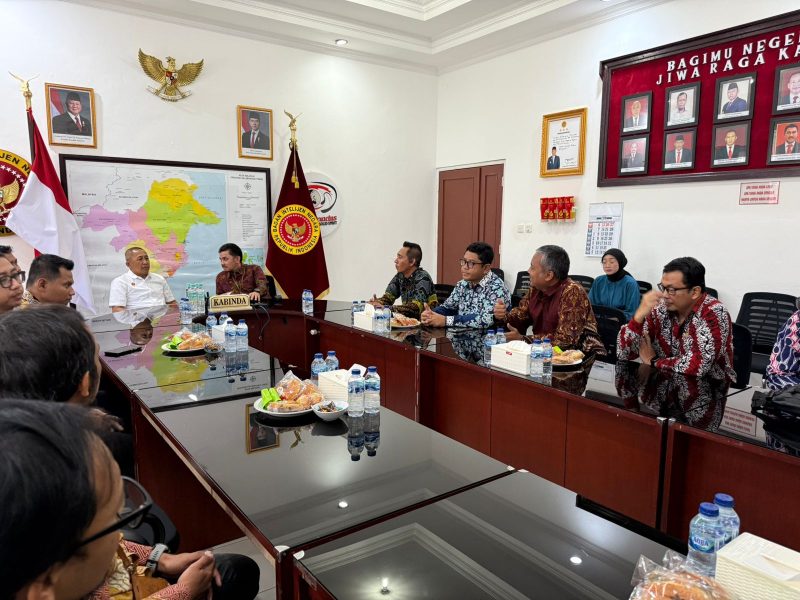 Suasana audiensi antara jajaran manajemen PLN PLN Group dengan BINDA Kalimantan Timur yang berlangsung hangat dan penuh semangat kebangsaan dalam rangka pengamanan sistem kelistrikan menghadapi momen peringatan HUT ke-80 Kemerdekaan Republik Indonesia.