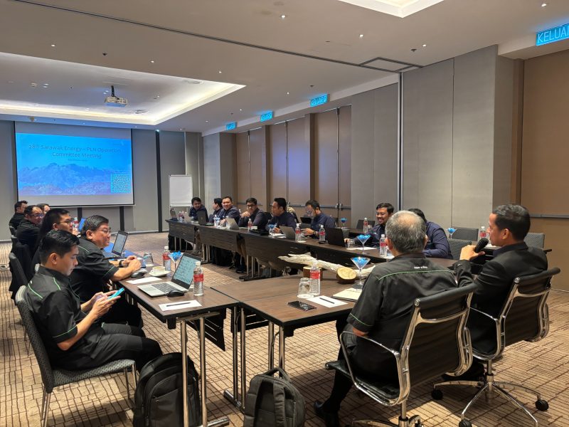 Suasana rapat 28th Sarawak Energy–PLN Operation Committee Meeting yang berlangsung pada 30 Juli 2025 di Kota Kinabalu, Sabah. Pertemuan ini mempertemukan delegasi dari PLN UIP3B Kalimantan dan SEB untuk memperkuat koordinasi teknis serta memastikan keandalan sistem interkoneksi listrik lintas negara.