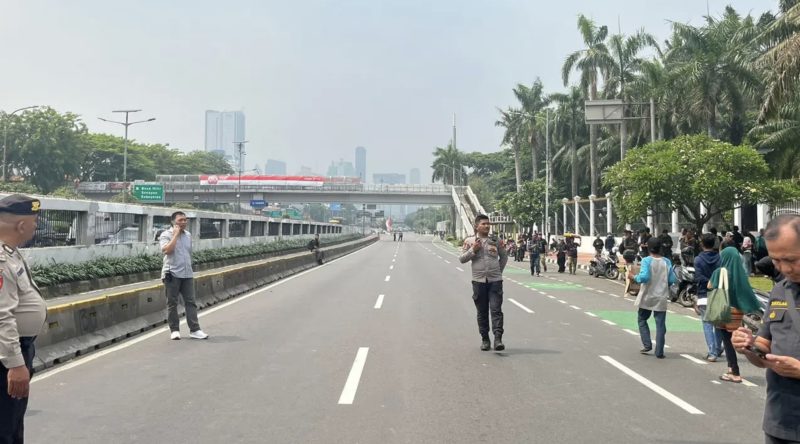 Jelang demo di Gedung DPR/MPR ruas Jalan Gatot Subroto mulai ditutup sejak pukul 10.32 Wib. (Foto : Istimewa)
