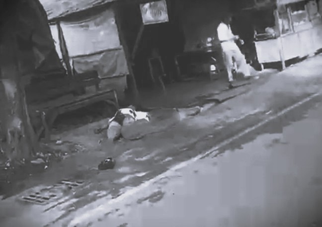 Tangkapan layar korban bernama Andi yang bersimbah darah usai duel dengan senjata tajam. (Foto : Istimewa)