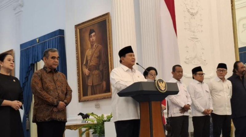 Prabowo menggelar konferensi pers bersama pimpinan parpol di Istana.  Baca artikel detiknews, 