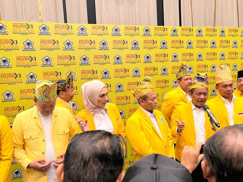 Ketua Umum DPP Partai Golkar, Bahlil Lahadalia, menyamapikan keterangan pers usai membuka pelaksanaan Musda XI Partai Golkar Kalsel. (Foto : wasaka.id)