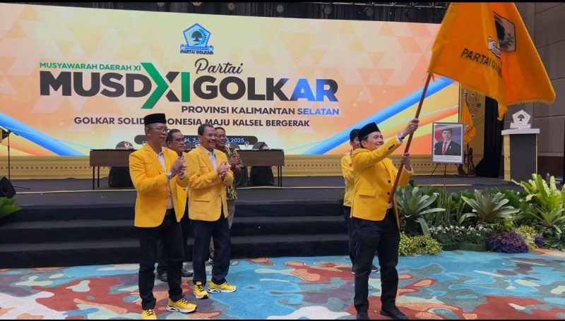 Ketua DPD Partai Golkar terpilih, Hasnuryadi Sulaiman mengibarkan pataka usai ditetapkan aklamasi pada pelaksanaan Musda XI. (Foto : Istimewa)